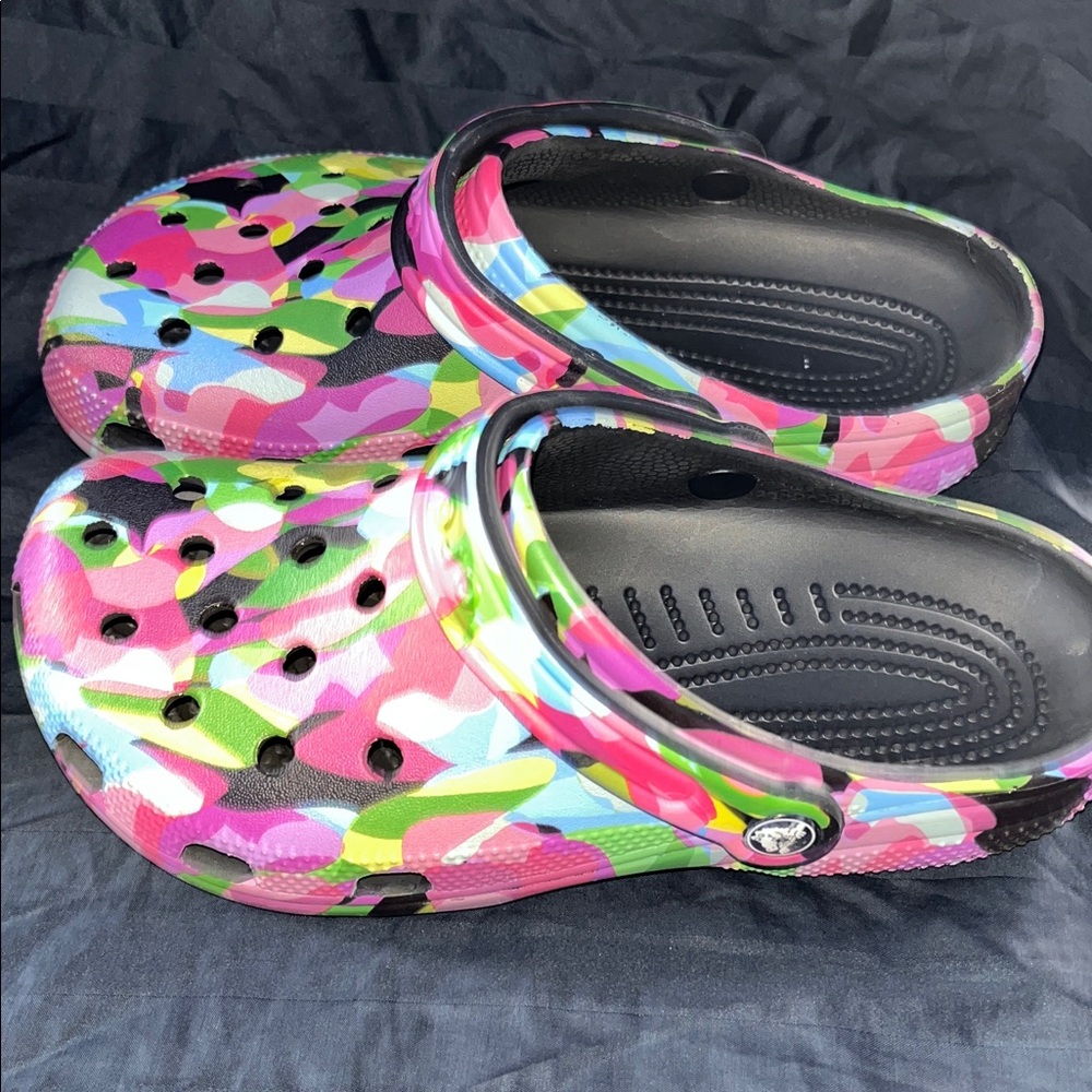 Women’s Size 8 MULTICOLORED CROCS Men’s Size 6 - Picture 2 of 7
